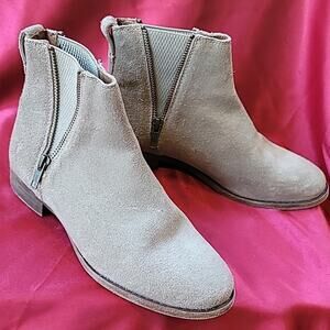 FRYE sz6.5 Carly Zip Chelsea Boots in Ash neutral suede